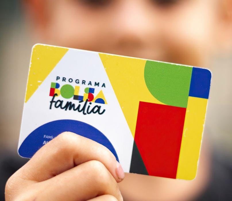 ptbrasil's tweet photo. 🚨 ALERTA FAKE NEWS! Após a derrota eleitoral, bolsonaristas passaram a espalhar notícias falsas sobre cortes no Bolsa Família, Gás do Povo e sobre a escala 6x1. Tudo mentira e desespero. ESPALHE a verdade! 📲 https://t.co/8sUuuKTyQT