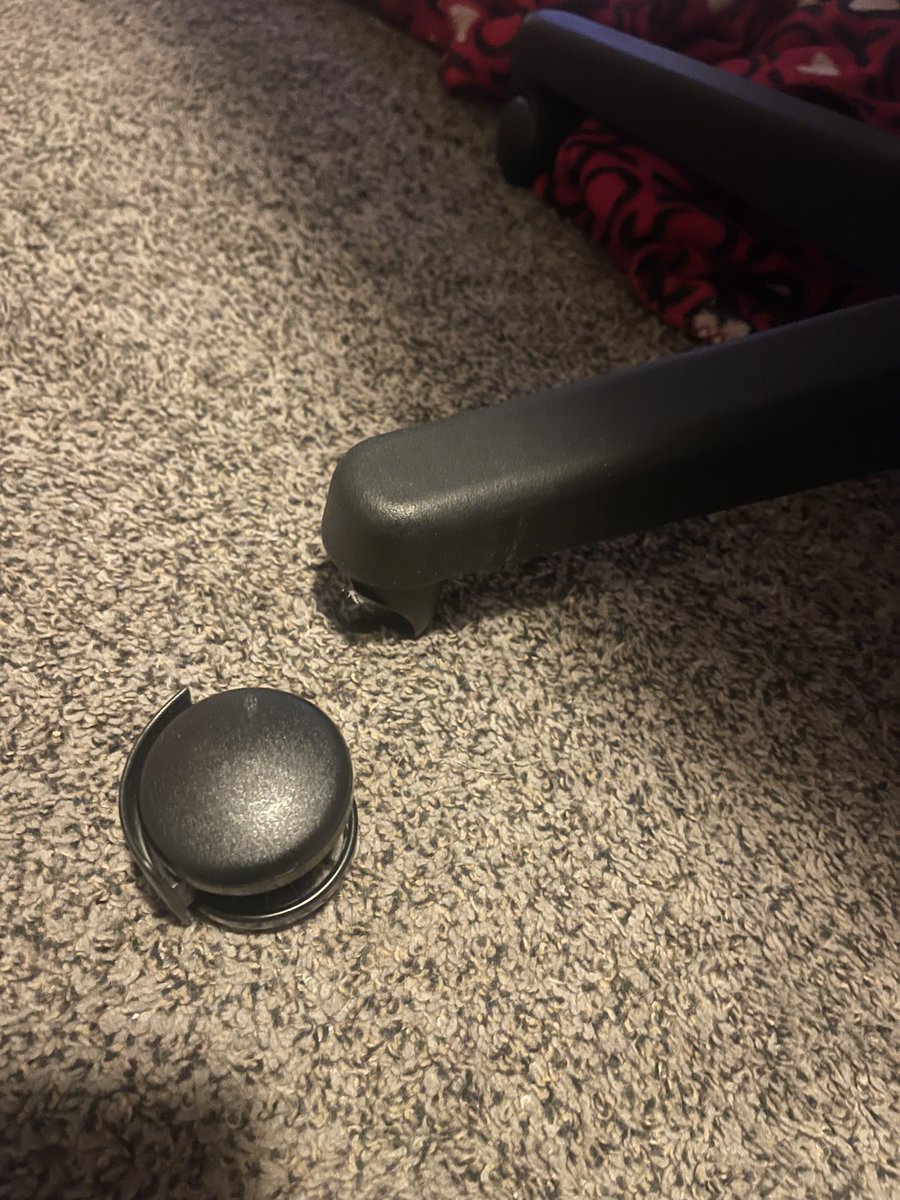 cryinginginger's tweet photo. NOOO MY COMPUTER CHAIR OF 16 YEARS JUST LOST A LIMB 😭 https://t.co/8Rl08nBkMy
