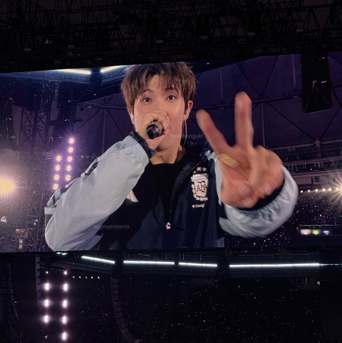 miilss__'s tweet photo. namjoon compañero de piquete, a luchar por la ley de financiamiento universitario✌🏻 https://t.co/J1L11oj07A
