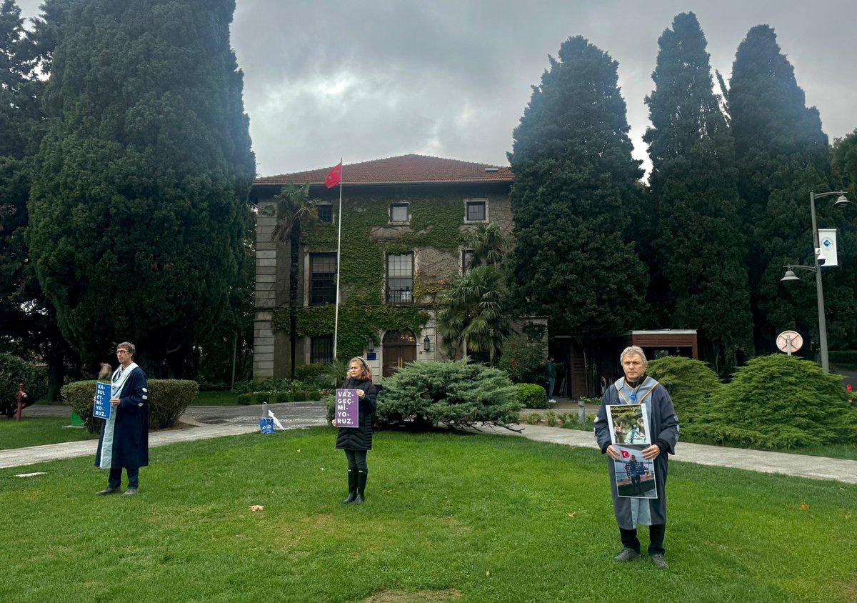 yunusunbabasi's tweet photo. 27 Ekim 2026 Boğaziçi Üniversitesi Akademisyenleri Nöbeti no. 1424. Direnişin 6. yılı/2123. günü @UniBogazici #KabulEtmiyoruzVazgeçmiyoruz
October 27, 2026 Bogazici University Faculty Vigil #1424/6th year/2123rd day of the resistance @unibogazici_en #WeDoNotAcceptWeDoNotGiveUp https://t.co/H24wWYsYdo