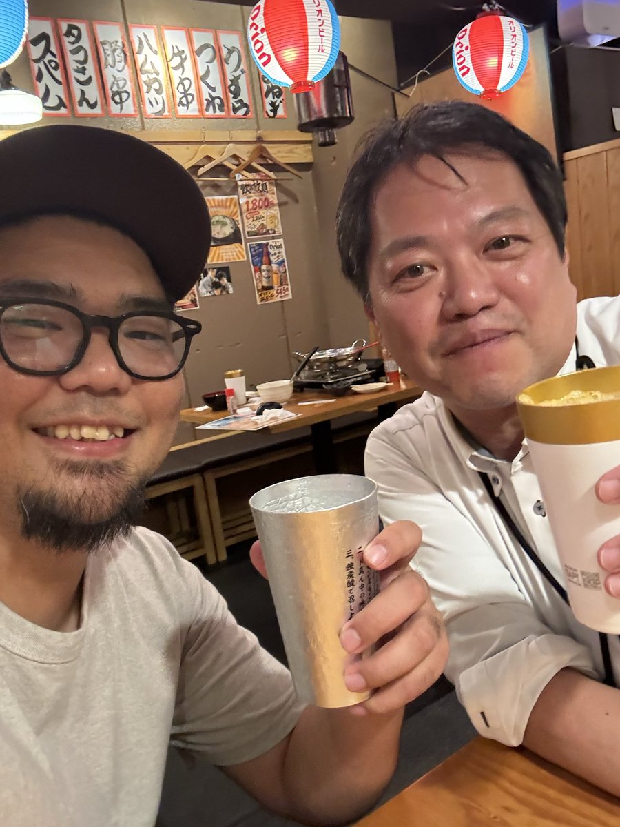 satumaya_orio's tweet photo. 13人に無断キャンセルされた結果、15人が助けに来てくれた。

先日、13名のコース予約が無断キャンセルに。

正直、めちゃくちゃ腹が立った。

料理は仕込んでるし、その日のためにスタッフも多く出勤してくれていた。

悔しくてSNSに投稿したところ、地域の仲間たちが次々とお店に来てくれた。

持ち帰りの注文も含めると、なんと15人。

おかげで食材のロスはゼロ。

無断キャンセルには腹が立ったけど、それ以上に地域の人たちの温かさに触れた1日でした。

本当にありがとうございます。

そして、不安な思いをさせてしまったスタッフには申し訳ない。

今回の件で改めて思った。

商売って売上だけじゃない。
地域の人たちとの繋がりが何よりの財産。

今度は自分が誰かを助けられる側になりたい。

折尾で商売をやってて本当に良かった。

皆さん、本当にありがとうございました！！