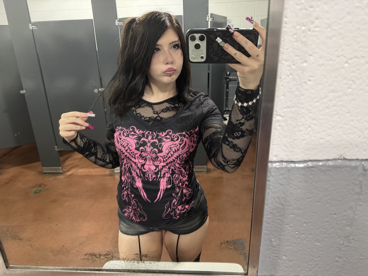 heroinaddicton's tweet photo. birthday girl 🎀 https://t.co/zuDMzhwdNd