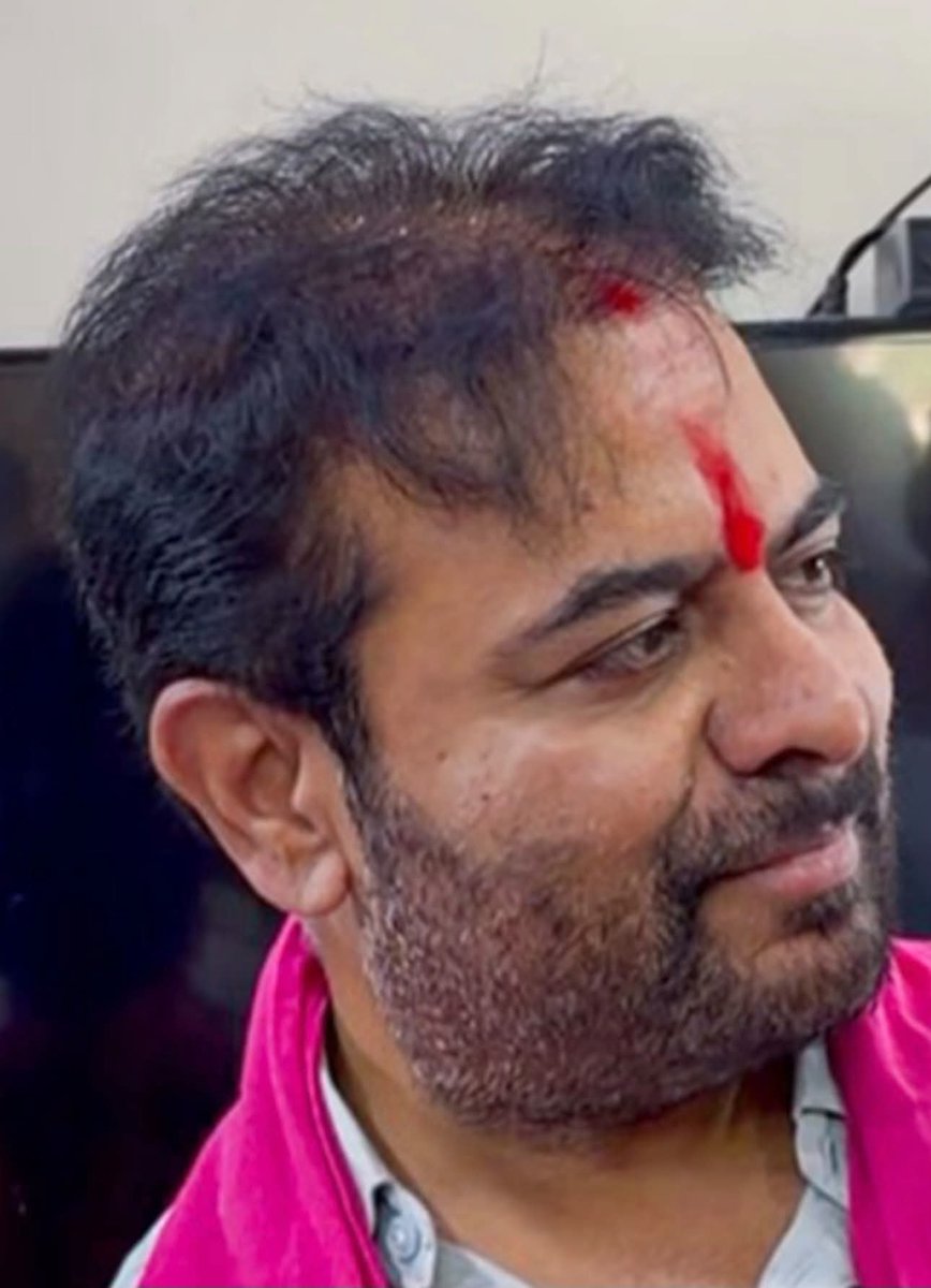 RamaGanapa36231's tweet photo. న్యూమరాలజీస్ట్.. ఆస్ట్రాలజిస్ట్.. 
హ్యూమరలజిస్ట్...  టారో రీడింగ్.., గ్రాఫాలజి... 

ఏ శాస్త్రంలో తెలియదు కానీ... 
రామ్ అన్నకు మాత్రం అగ్ని పరీక్ష పెట్టిండు..😂😂😂😂😂

ఇంతకీ పాపిటిలో బొట్టు ఏంటి @KTRBRS అన్న.. 🤡🤡🤡🤡 https://t.co/mHw7erszBw