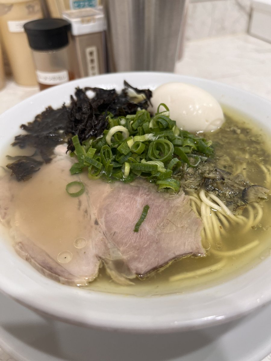 beraberaBB's tweet photo. 今日は休養日
ぜいたくだな！（明日からは地獄を見ます）

牡蠣塩ラーメン　味玉載せ
いつも混んでるから初めて入った
暖まる味！ https://t.co/44SrnV11fs