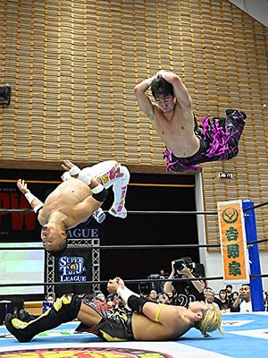 thenickwayne's tweet photo. 昨夜の茨城大会は、とても素晴らしい雰囲気でした。敗れはしたものの、注目度の高い一戦で戦えたことは、成功と言える経験でした。 
田口さんとリングを共有できたことは、いつもながら光栄です。 
DDTに再参戦して、スミ選手とシングルマッチで戦うことも大歓迎です。 @ddtpro 
TV2はこれからも戦い続けます！また金曜日に。