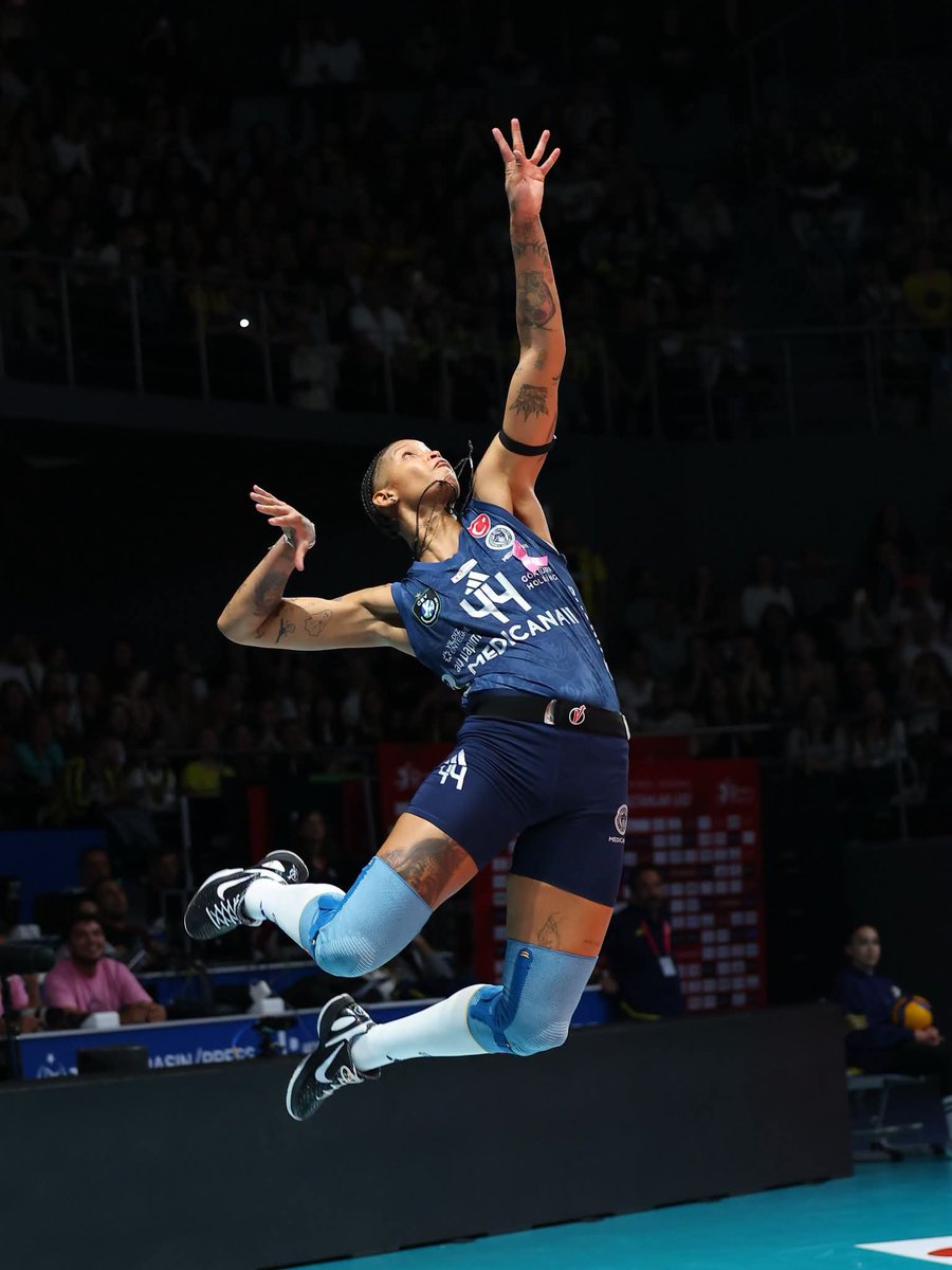 VolleyZonePK's tweet photo. Defying gravity, chasing every point! ✈️💪🔥

#FenerbahçeMedicana #Voleybol #Power #Focus https://t.co/12nlJce2Gr
