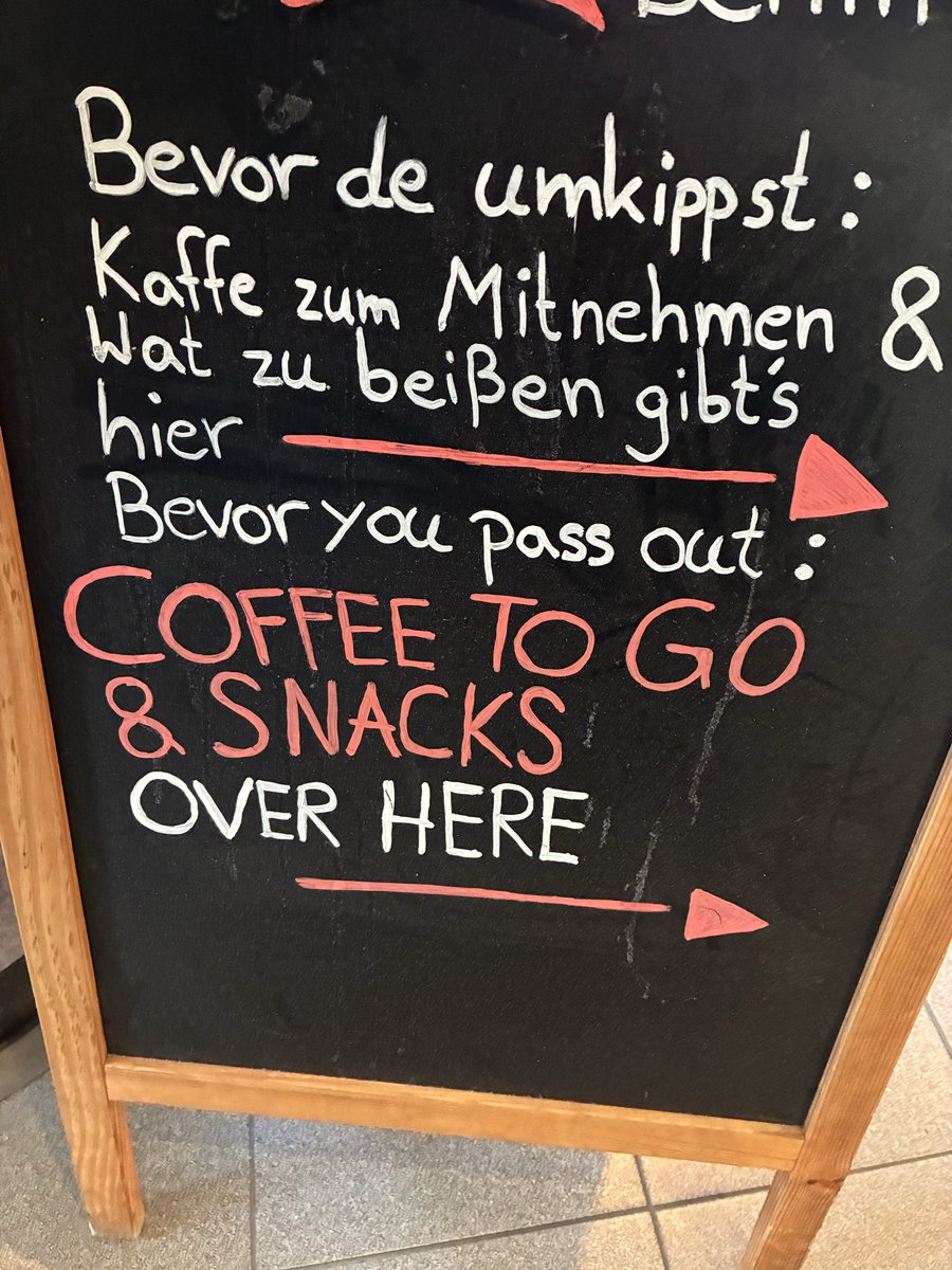 VariantenGra's tweet photo. Ein interessanter Text. Schauen wir uns nur die deutsche Version an. Ist das nicht eine herrliche Umschreibung von Snack? Doch wo verwendet man die Formulierung „Wat zu beißen“ überhaupt (wohl nicht in der Schweiz), wo wurde das Foto aufgenommen? In Hamburg, Berlin oder Köln? https://t.co/YG3hiYeyAG