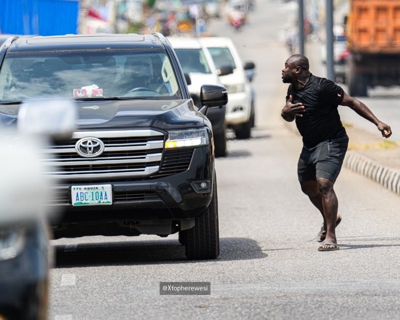 HarmlessHQ's tweet photo. This guy saw Peter Obi's vehicle, chased after him and started warning him seriously that he must win. He told Obi that there's no other option, he must win.

This happened yesterday in Kogi when Peter Obi visited the state. https://t.co/KZHN6lpXf5