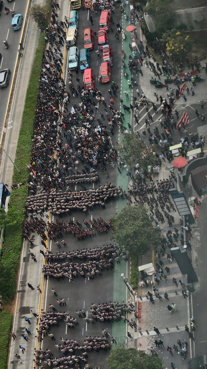 PocongGaib's tweet photo. UPDATE #DEMO 28 OKTOBER 2026 

terpantau aparat polisi dan tni sudah melakukan blokade dengan hampir 6 lapis dengan lapis pertama diisi polwan, dan alhamdulillah juga temen temen pendemo sudah sampai namun masih tertahan di depan gedung UOB. semoga temen temen dari mahasiswa dan seluruh elemen masyarakat yang turun ke jalan bisa sampe ke bunderan HI untuk menyampaikan aspirasi 

#IndonesiaSadar