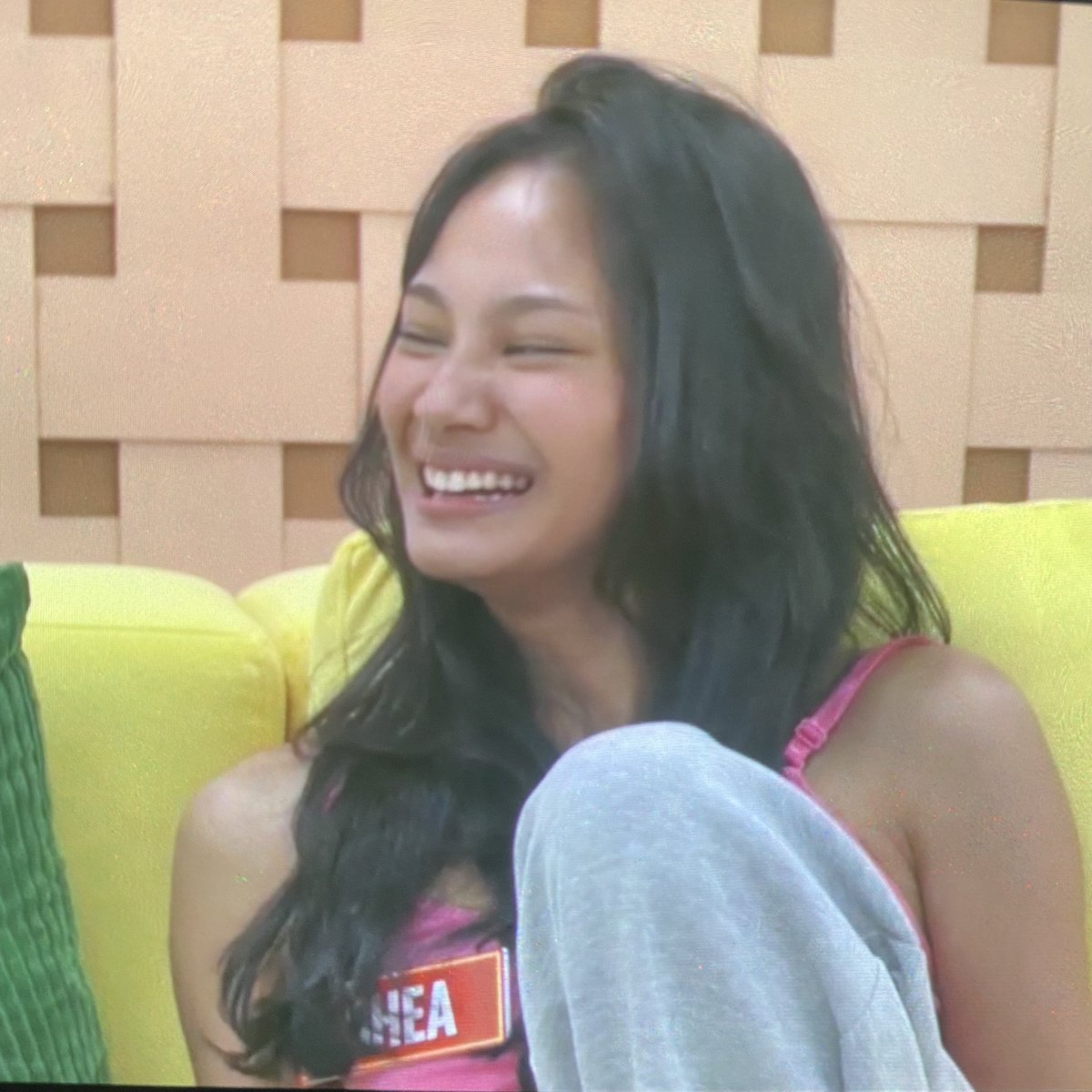 havesomepeyt's tweet photo. it hurts to see so much hate towards shea when she's just being herself and doing nothing wrong. we'll protect that genuine smile of yours, no matter what.

i love you, shereenia! :( https://t.co/RhmGh5V4CW