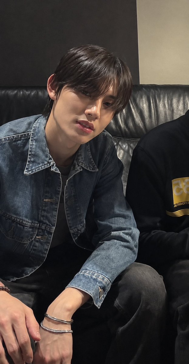 chocohyeon_'s tweet photo. agenda jaket denim seonghyeon emg bikin seger mata😭😭 ganteng bgtt https://t.co/16twVMaZc5