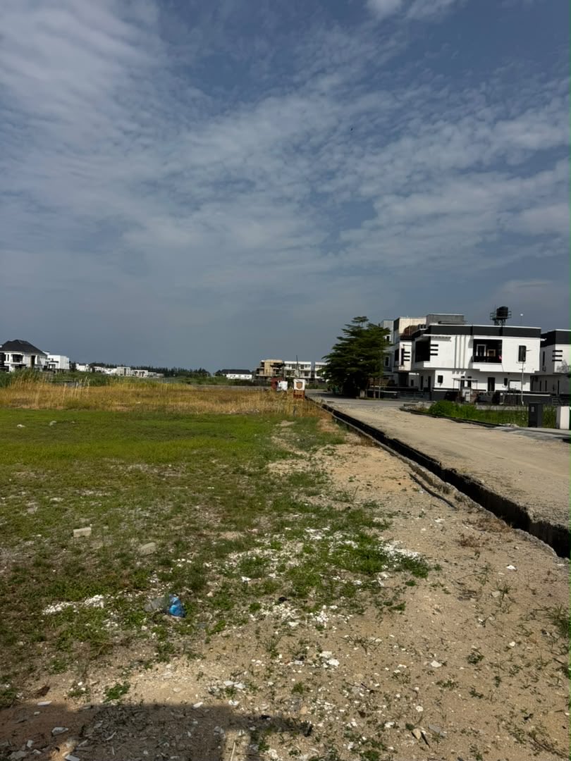 LilyPremiumHome's tweet photo. For Sale

A Dryland measuring 1,317.960 Sqm Of residential land for sale 

Location: Buena Vista Estate, Orchid 

Title: Registered Survey, Registered Building Approval, Global CofO 

Price: 350m asking https://t.co/VrnsQmbNbO
