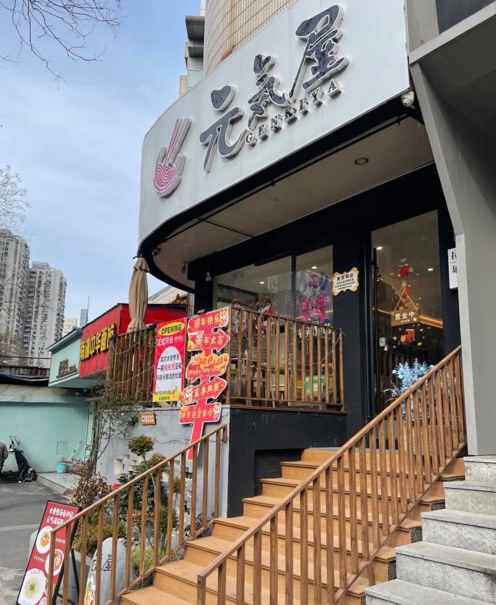 kochibidonguri's tweet photo. [今日はラーメン屋で、頼んだメニューが間違えて出てきちゃった！超お得だから、そのまま食べちゃう！]， https://t.co/vgZMZ61qk2