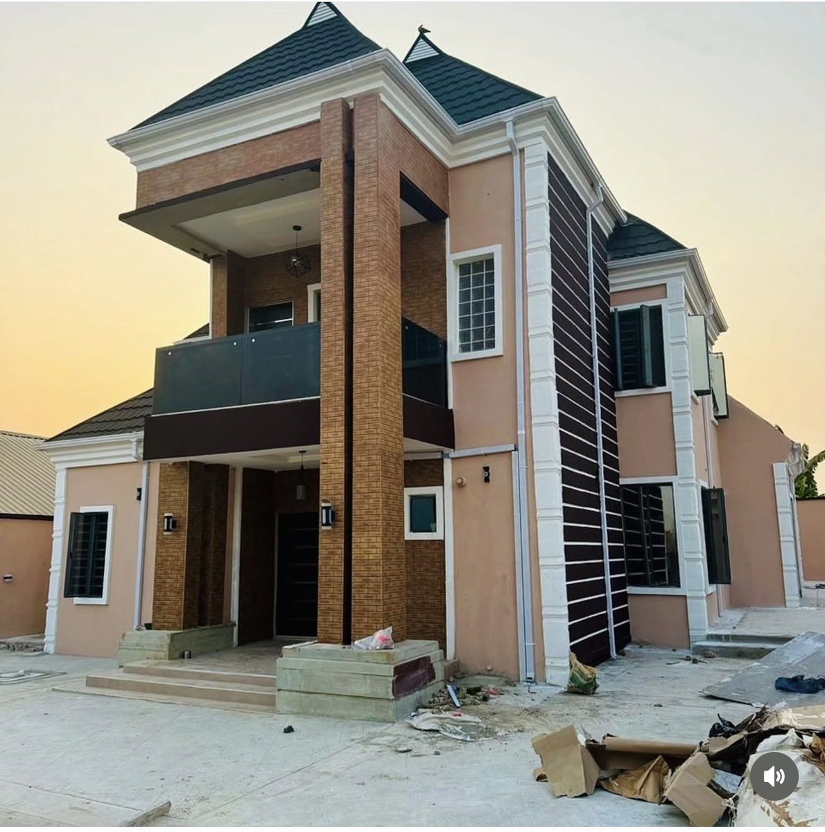 Hybrid_Ola's tweet photo. Toluwani’s house, which has become the centre of a family dispute over whether he should be buried there or in a cemetery. https://t.co/sd4756ijtT