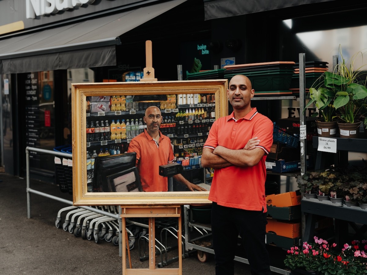 ReasonWhy's tweet photo. Coca-Cola contrata a artistas que han retratado a la familia real británica para pintar a comerciantes de barrio. Las obras se expondrán en la @saatchi_gallery como parte de “Local Royalty”, que reivindica el valor de los pequeños negocios

|| Más info 👉🏼 https://t.co/rf2FEthRZW