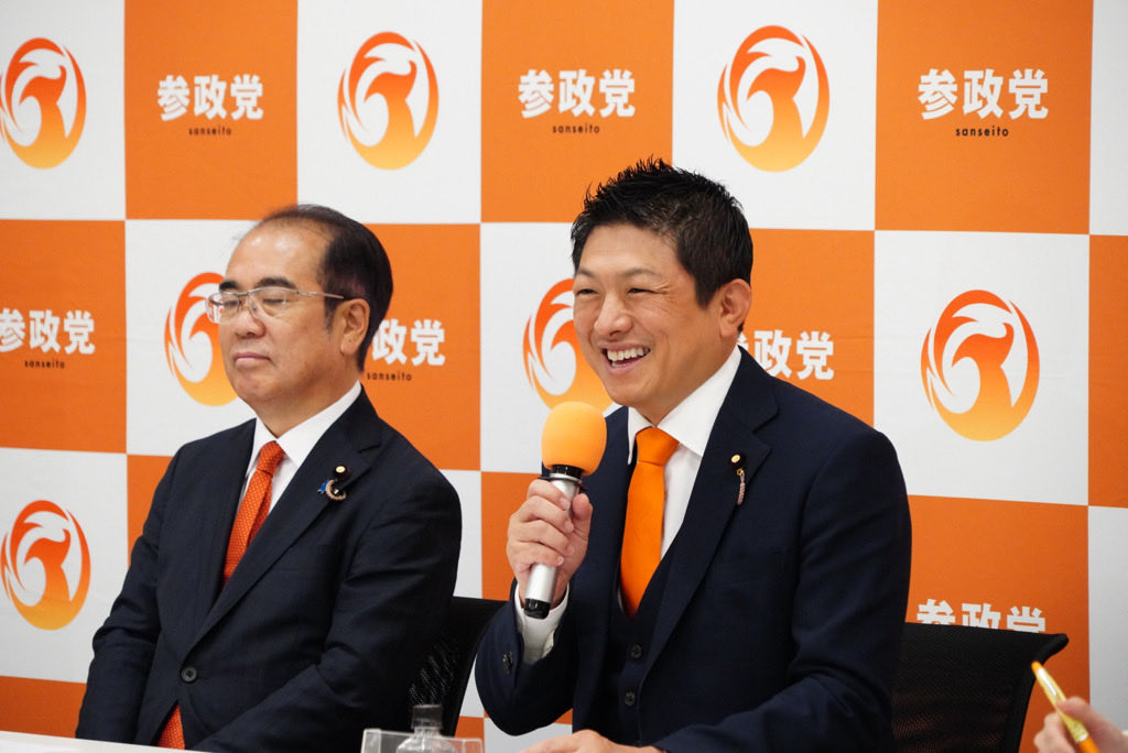 jinkamiya's tweet photo. 定例記者会見を行いました。

私からは
・定数削減
・参政党の消費税減税法案の提出
・代表質問、予算委員会質問
・旧姓使用拡大の法案提出
・参政党政治塾
・続く首長選挙
などについてお話し、

豊田議員からは117名の公認発表
などがありました。

またご覧ください。

【LIVE】参政党 定例記者会見　2026年10月28日（水）15：00～ https://t.co/LLzVIBykkq @YouTubeより