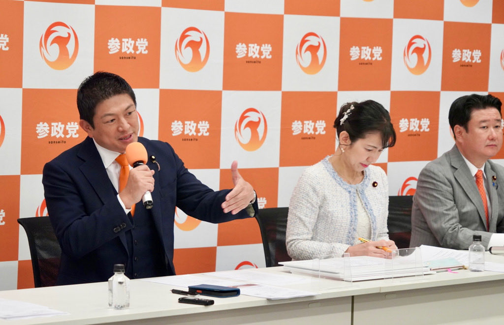 jinkamiya's tweet photo. 定例記者会見を行いました。

私からは
・定数削減
・参政党の消費税減税法案の提出
・代表質問、予算委員会質問
・旧姓使用拡大の法案提出
・参政党政治塾
・続く首長選挙
などについてお話し、

豊田議員からは117名の公認発表
などがありました。

またご覧ください。

【LIVE】参政党 定例記者会見　2026年10月28日（水）15：00～ https://t.co/LLzVIBykkq @YouTubeより