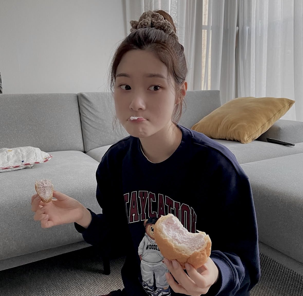 chaeeyone's tweet photo. @souvmate halo ciaa! remember to have lunch and drink water to fill your body fluids tho, keep the spirit alive loff https://t.co/1fNDIEuFZm