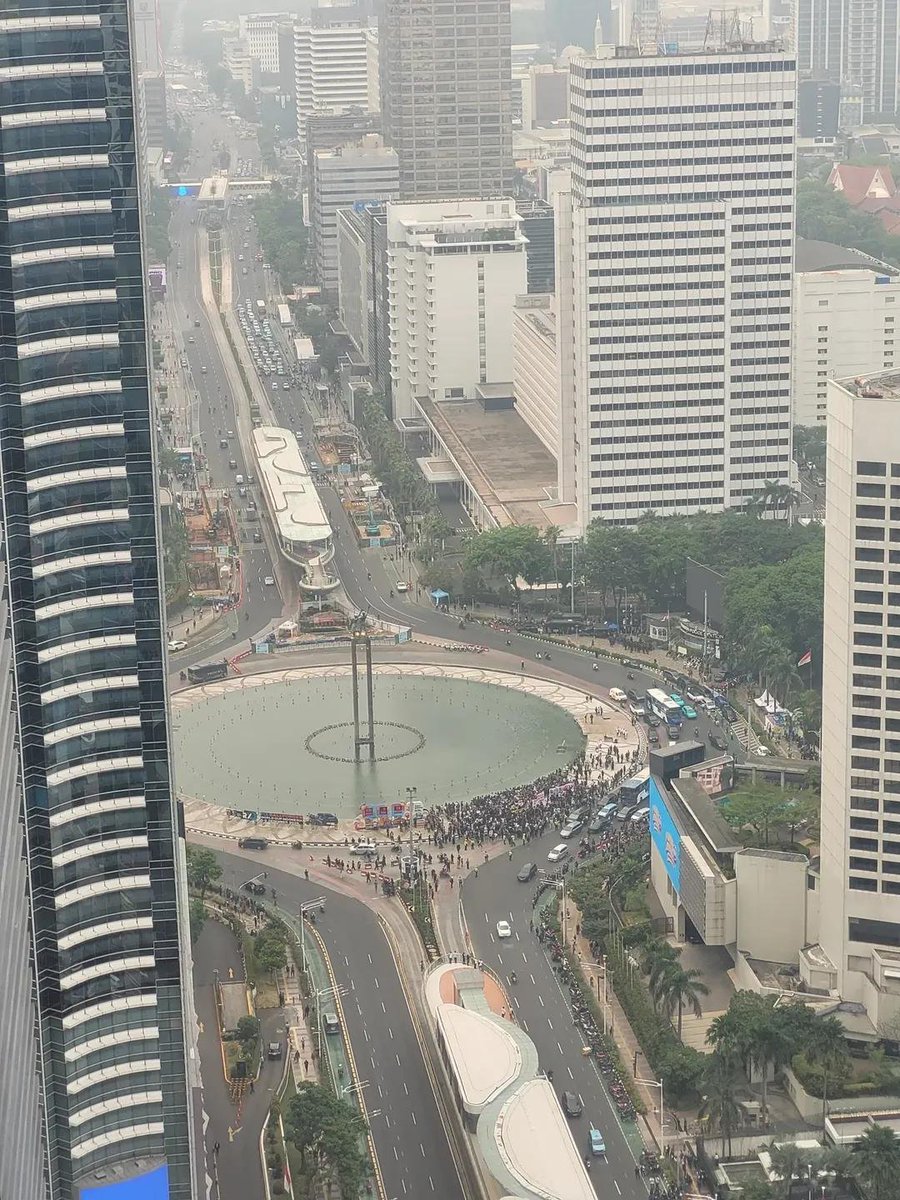 goldenjk7_'s tweet photo. Keren banget ini warga udah pada masuk Bundaran HI setelah kehadang tadi dan rame pol. Gatau kenapa liat foto sama videonya terharu sendiri ✊🥹 https://t.co/2aVV182PyH
