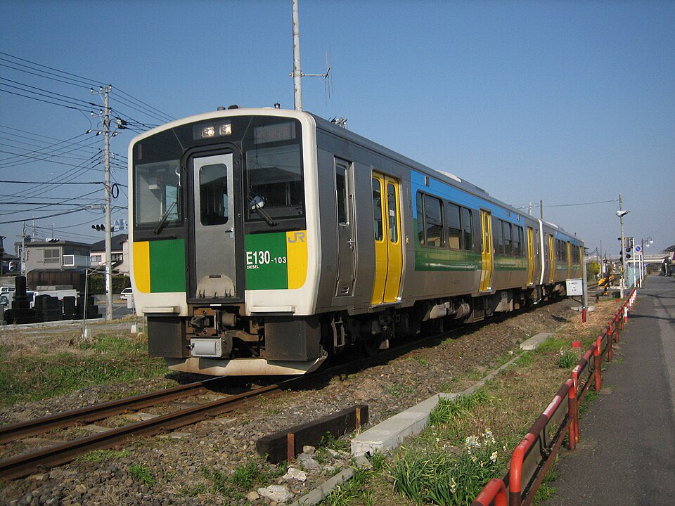 mamenaha's tweet photo. 東「久留里線、廃線で」
車「自分、まだ走れます」
東「うーんとはいえ、東北とかで転属募集してるとこあるかね...」
車「あっ...あの.....」
東「なんだね」
車「首都圏2両ワンマン3ドアで、緑と黄色のラインカラーで...」
東「そんな好都合なところない」
車「浜川崎...。」
東「正気かお前」 https://t.co/YWigaFpHFM