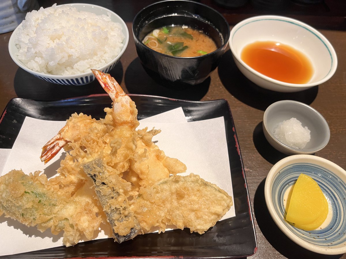 akibaru2022's tweet photo. 秋葉原の「天芳（てんよし）」が最高すぎるよー！1350円で熱々サクサクの天ぷら6種7品をいただけるだけでなく、ごはんのおかわりが無料！しかも、もちもちの美味しいごはんで、お米好きには堪らない内容。お味噌汁も熱々で非の打ち所なし。久しぶりに行ったことを後悔してるくらい最高でした！ https://t.co/ovv3DJBVBd