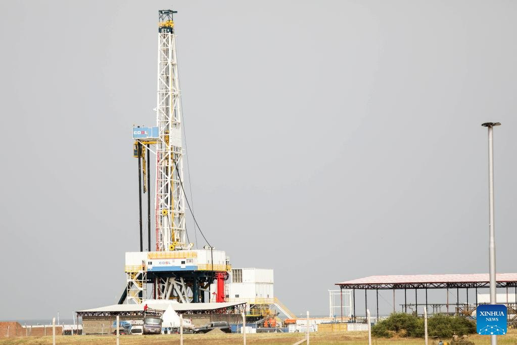 KirundaVicent's tweet photo. President Yoweri Museveni has overseen the successful drilling of numerous wells and the near-completion of central processing facilities at Uganda’s major oilfields. https://t.co/tYaJc0gKIm