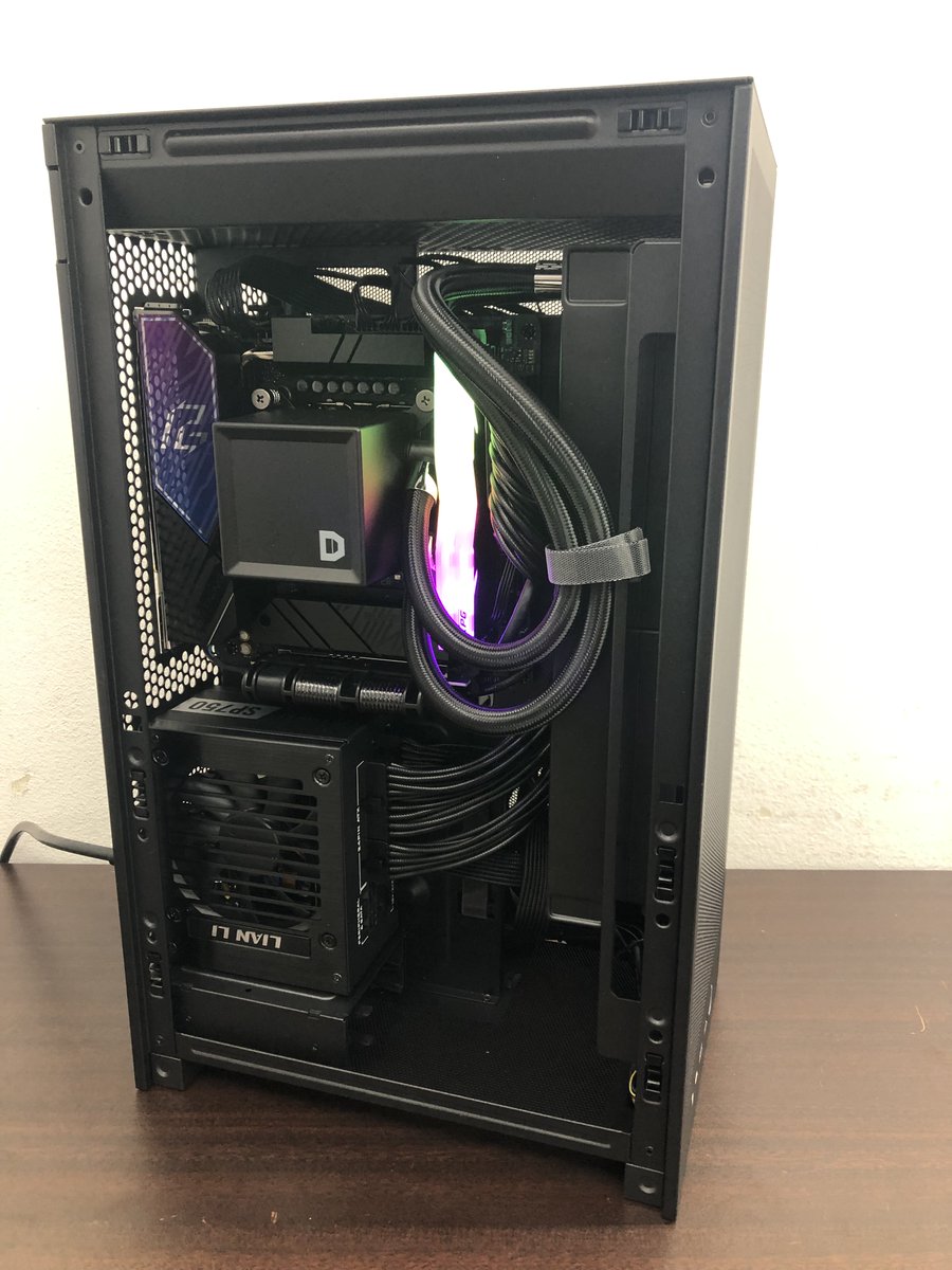 dospara_fky's tweet photo. 【お客様ご依頼の #組立代行 PC が完成！】

Core Ultra 7 265KFとRTX 5060 Tiを搭載！✨
#NZXT のmini-ITXケースに240mm水冷を組み合わせた、コンパクトな一台です💻
省スペースと性能にこだわったPCをお探しの方は、ぜひ当店にご相談ください！

#ドスパラスタッフ https://t.co/A5hSkZ63zq
