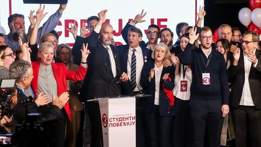 IvanBKostic's tweet photo. Кренули су спинови и са леве и са десне стране, који су усмерени на разбијање јединства Студентске листе, а иза којих стоји Вучић и његови плаћеници из политике и медија, које није лако неутралисати преко ноћи. 

Левичари очекују да Студентска листа уради све оно што је у складу са њиховим идејама, да уведемо санкције Русији, да сутра ујутро уђемо у Европску унију и одрекнемо се Косова и Метохије, да Студентска листа призна да смо у Сребреници починили геноцид и још много других небулоза. 

А десничари очекују да студенти преко ноћи реше све проблеме које су власти у задњих 25 година урадиле на штету српских интереса. Да ослободимо сутра ујутро Косово и Метохију, да одмах поништимо све међународне споразуме које су потписале власти после 2000. године, да прекинемо сву комуникацију са Европом, да се одмах ујединимо са Србијом и Црном Гором и још многе друге ствари које су у овом моменту чиста утопија.

Ајде да будемо мало стрпљиви и мудри и да пустимо људе да раде свој посао и да видимо који ће бити правац нове владе. 

Мислим да не треба да сумњамо у студенте, јер ако су били мудри и патриотски настројени за време кампање, што се и видело на свим протестима које су организовали, морамо да верујемо и даље у њих, да ће будућа влада и студентски представници у Влади Србије радити оне ствари које су само у српском интересу, у циљу очувања нашег политичког и економског суверенитета и унутрашњег уређења пропалог политичког система и пропалих институција.

СТУДЕНТИ СУ ПОБЕДИЛИ🙏🇷🇸