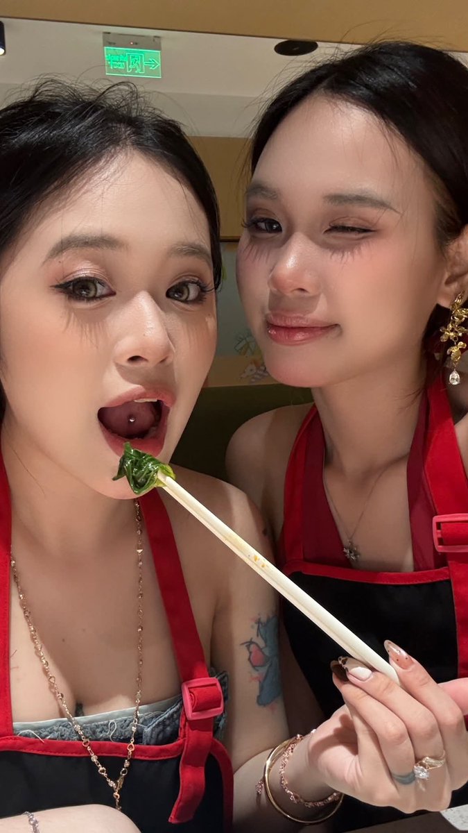 KhaVy205's tweet photo. Tối nay cô cần 1 con chó hầu đc 2 cô https://t.co/VmV9qM0rFP