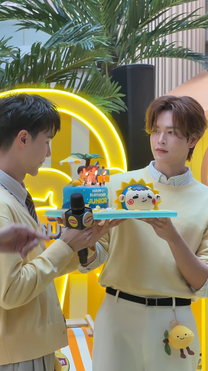 mlltylee's tweet photo. ขอให้อยู่เป่าเค้กวันเกิดด้วยกันไปทุกปี ปีละร้อยก้อนปายเย้ยน้า💛💙🎂

JUNIORMARK LIPTON MODE ON

#LiptonxJuniorMark https://t.co/NQSikZZmsz