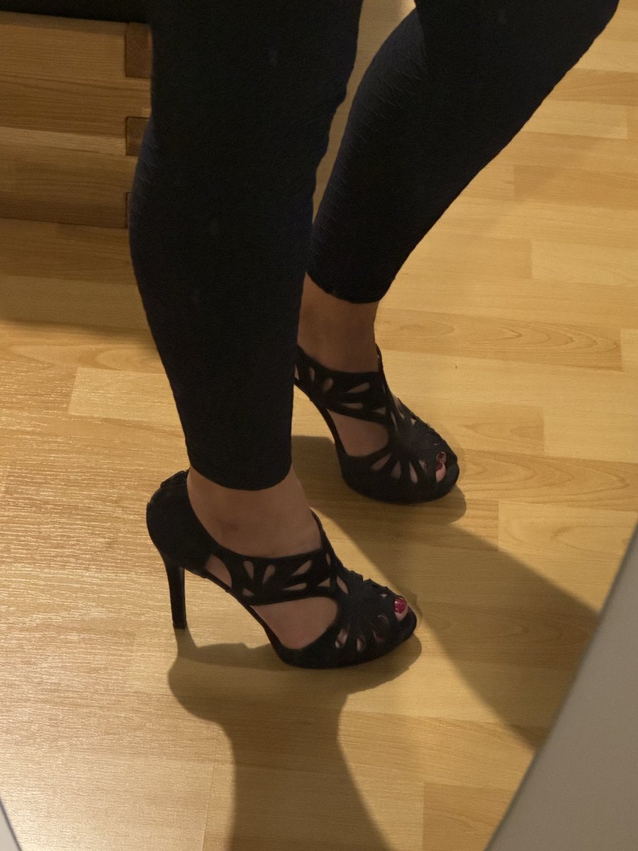 QueenKiraDE's tweet photo. @findom_survivor 😏 https://t.co/DyLN0cES80