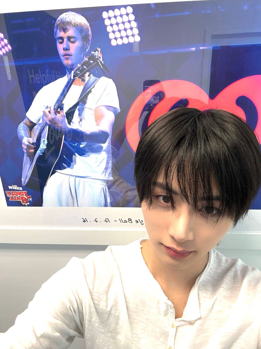 smstaesan's tweet photo. [261027 — 20.21 PDT] WV DM 💭

🐈‍⬛ 📸
🐈‍⬛ hari ini pas aku pergi (siaran) radio, eh ternyata ada itu
🐈‍⬛ jadinya aku take satu foto  deh
🐈‍⬛ hahaha  
🐈‍⬛ sayangnya, aku nggak (sempet) ngeliat/ketemu beliau pas di dalam pesawat
🐈‍⬛ ㅋㅋㅋㅋㅋ lain kali kalau beliau konser, aku pasti bakal dateng 
🐈‍⬛ saking besarnya rasa sukaku (sama beliau), dari jaman trainee sampe sekarang tuh aku dengerin semua album yang udah beliau rilis dengan bikin playlist-nya sendiri berurutan sesuai timeline (waktu rilis), tanpa kelewat satu lagu pun
🐈‍⬛ sampe sekarang pun kadang aku masih dengerin playlist yang kubikin waktu itu
🐈‍⬛ tapi karna lagunya banyak banget, butuh waktu berhari-hari buat dengerin semuanya (sampe habis)  
🐈‍⬛ akhir-akhir ini lagu yang paling aku suka itu 'That Should Be Me'
🐈‍⬛ ini rekomendasi lagu hari ini  

#TAESAN #태산 #BOYNEXTDOOR #보이넥스트도어
