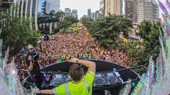 Jucacabaocabe's tweet photo. @YourAnonNews On rave days, this street gets like this.

🤷🏻😬 https://t.co/gBTAfneZ9Q
