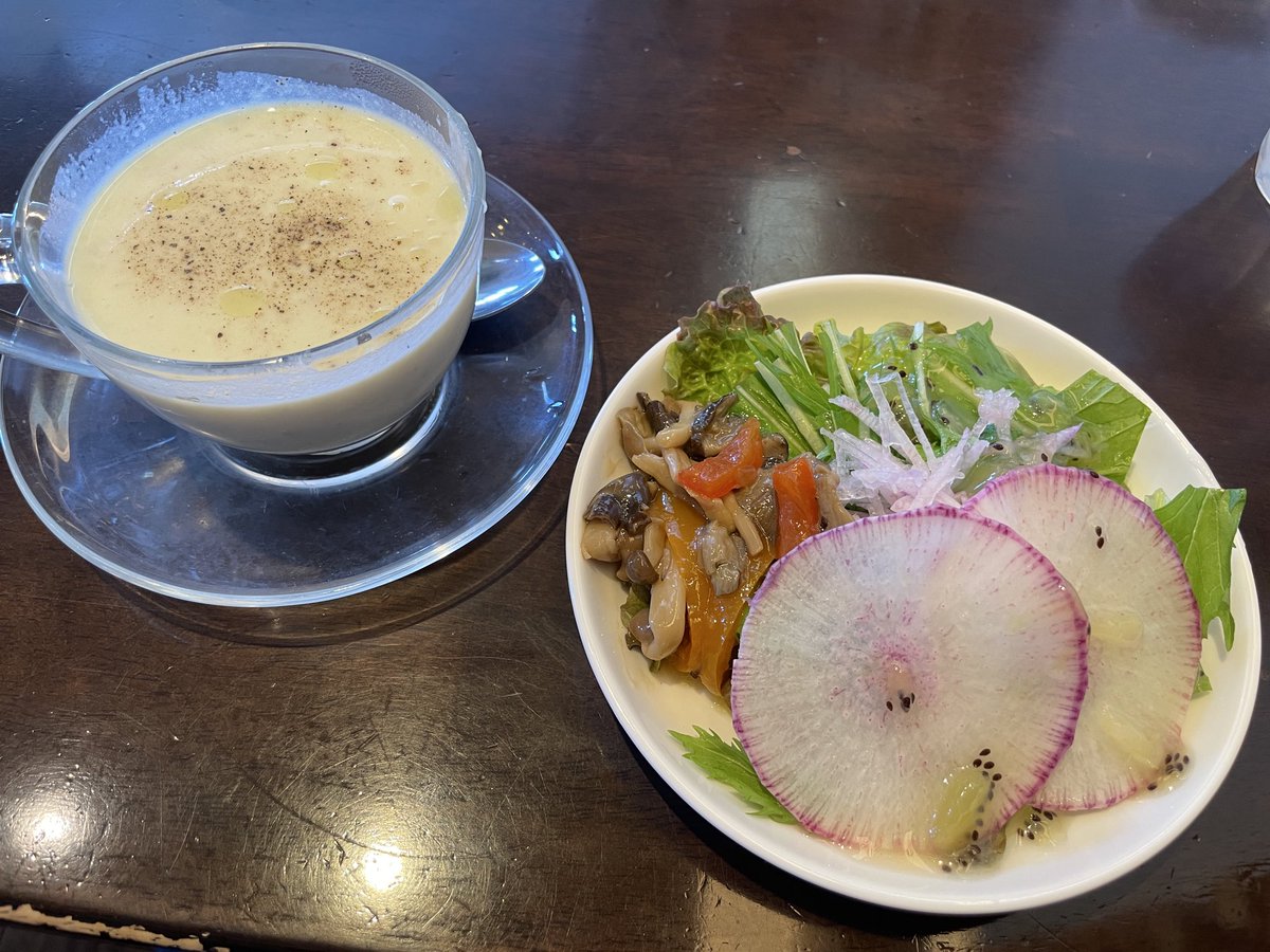 rise7014's tweet photo. 昼ご飯

近くのカフェで
パスタランチ。

セットのサラダはキウイ🥝の
ドレッシング！
さつまいも🍠のスープは
甘くて美味しかった😋　　

パスタは厚切りベーコン🥓と
きのこ🍄‍🟫とトマト🍅の
オイルパスタ🍝

なんかオシャレだな😎

#ダイエット記録　#食事管理
#カフェアンドール https://t.co/lOBvckYPPa