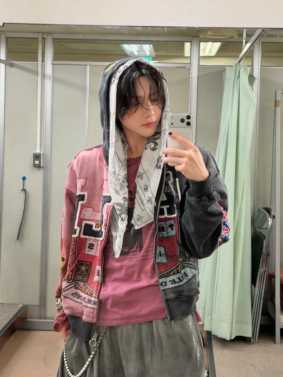 xiangnya's tweet photo. wdym there's an actual pc with this fit i'm gone https://t.co/9T89S26och