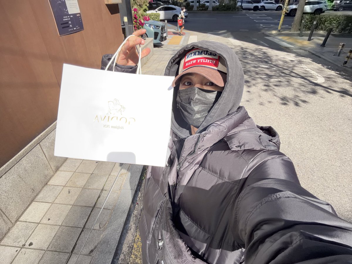 sssong6823's tweet photo. 고디바야 12시간은 좀 오바잖아…😵 https://t.co/FxDIT4HfKX