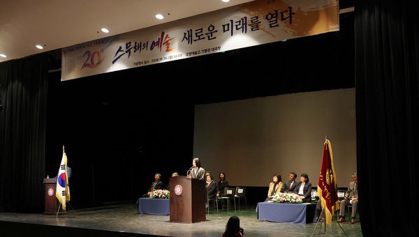 _moseila's tweet photo. https://t.co/iV2QM9nYTe
고양예고 출신인 #김유정 배우가 학교 후배들에게 예술인의 마음가짐과 학창 시절의 소중함을 전했다.
“예술은 거창한 무엇이 아니라 사람과 눈을 맞추고 함께하는 순간에도 담겨 있다”
“졸업하게 되면 언젠가는 이 공간에 다시 오고 싶어지는 순간이 찾아온다” https://t.co/OdwZgcxKyg