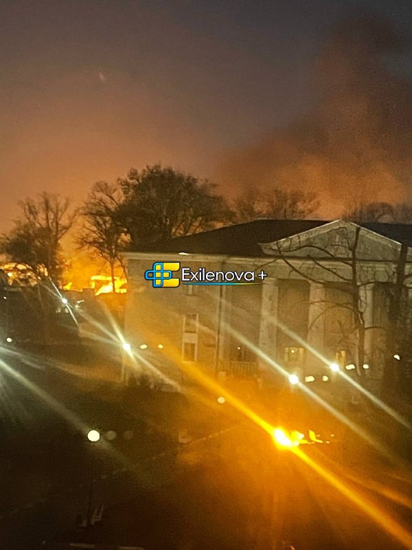 LetsArmUKR's tweet photo. 🔥 BREAKING

Local residents in Novomoskovsk, Tula Oblast, report an attack on JSC NAK Azot followed by a fire at the chemical plant. The flames are visible beyond the plant's immediate grounds. An orange glow covers nearby buildings.

Fire burns behind trees and low rooftops. Thick smoke rises into the night sky. Emergency lights are visible along the street. As the view shifts across the surrounding buildings, the blaze continues to burn in the background.

Source: @exilenova_plus