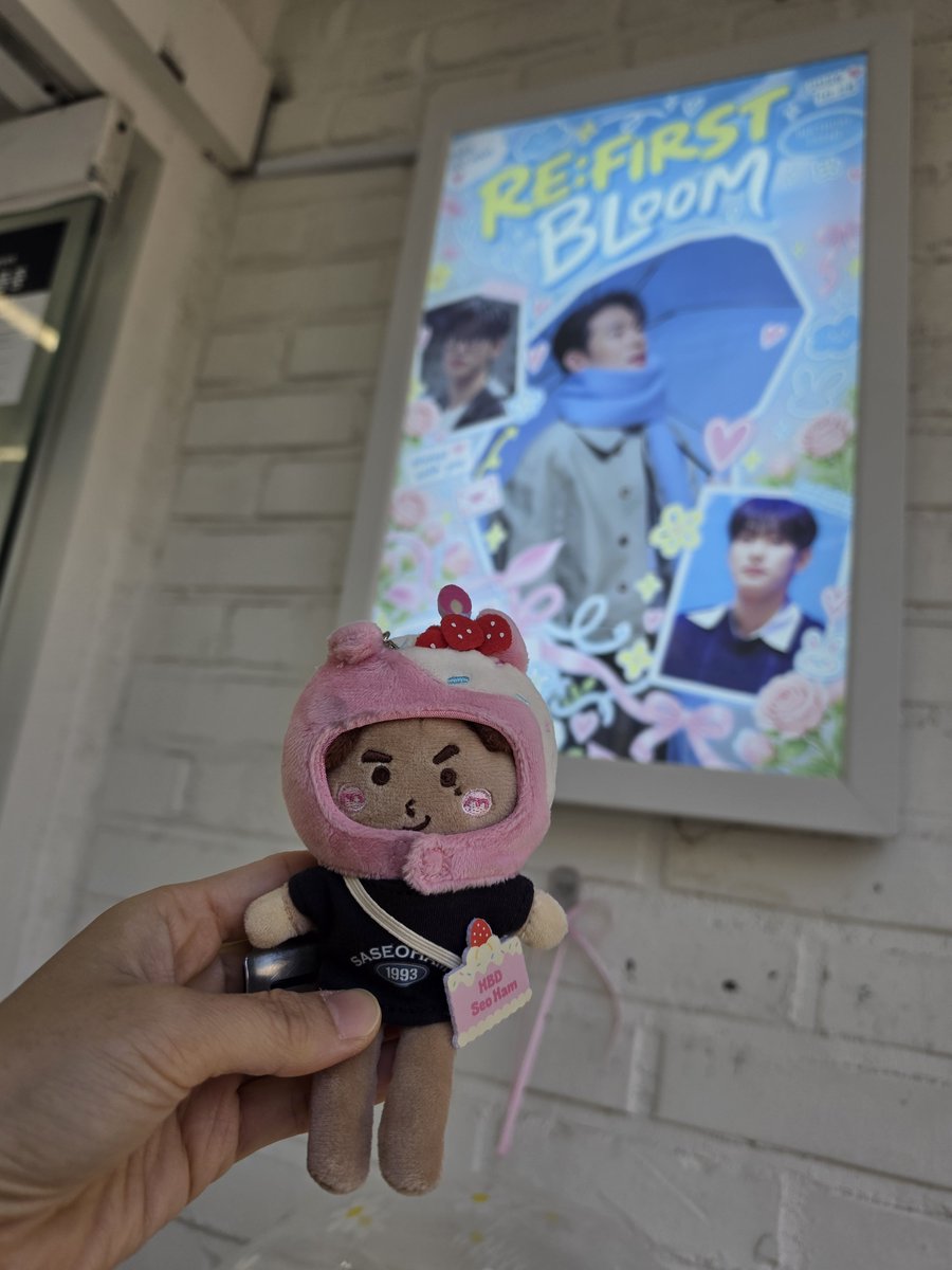 ddgg4242's tweet photo. @_hamnya_ 함박이도 왔지요
(생일모자 왜 때 탔는지 모르겠네요 ㅠ)
#서함아_우리의_첫사랑은_다시_피어나
#모든_시간의_끝에는_서함
#REFIRSTBLOOM https://t.co/6DVx6OGYyx