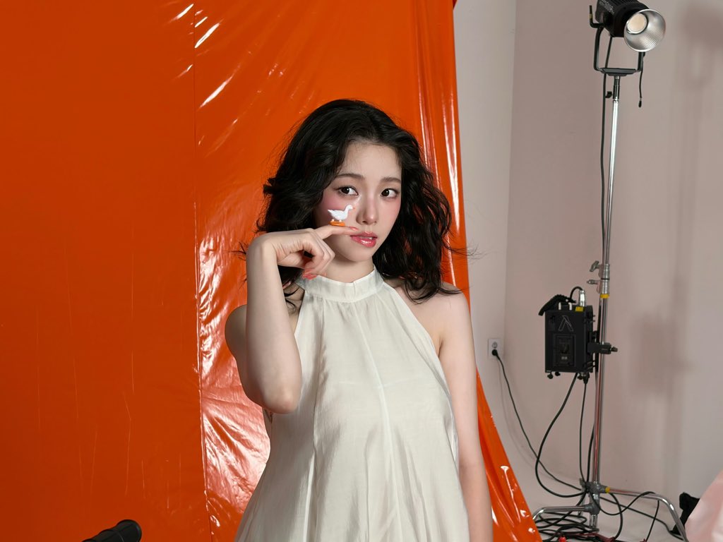 TimmySugarr's tweet photo. Karina behind the scenes ✨
Soft curls, dreamy glow, every shot is stunning.
Can’t get over how pretty she is.
#Karina https://t.co/EDkU9ALB9m