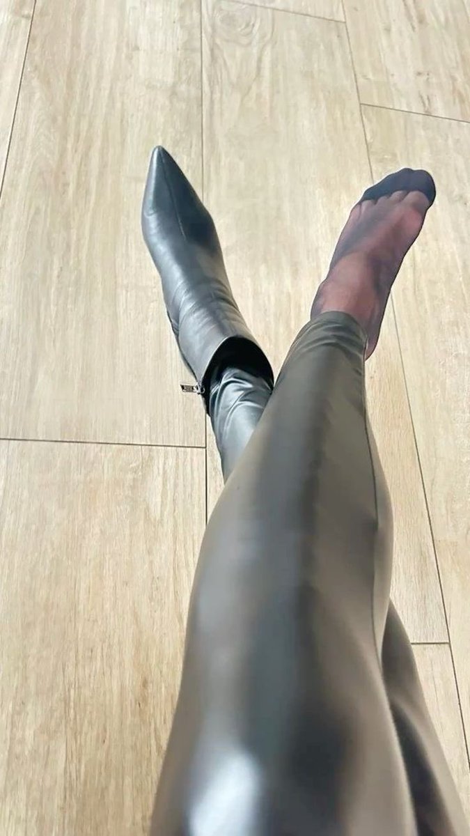 RedLoubs's tweet photo. Sniff 🥵 https://t.co/r3KV8rXlLk