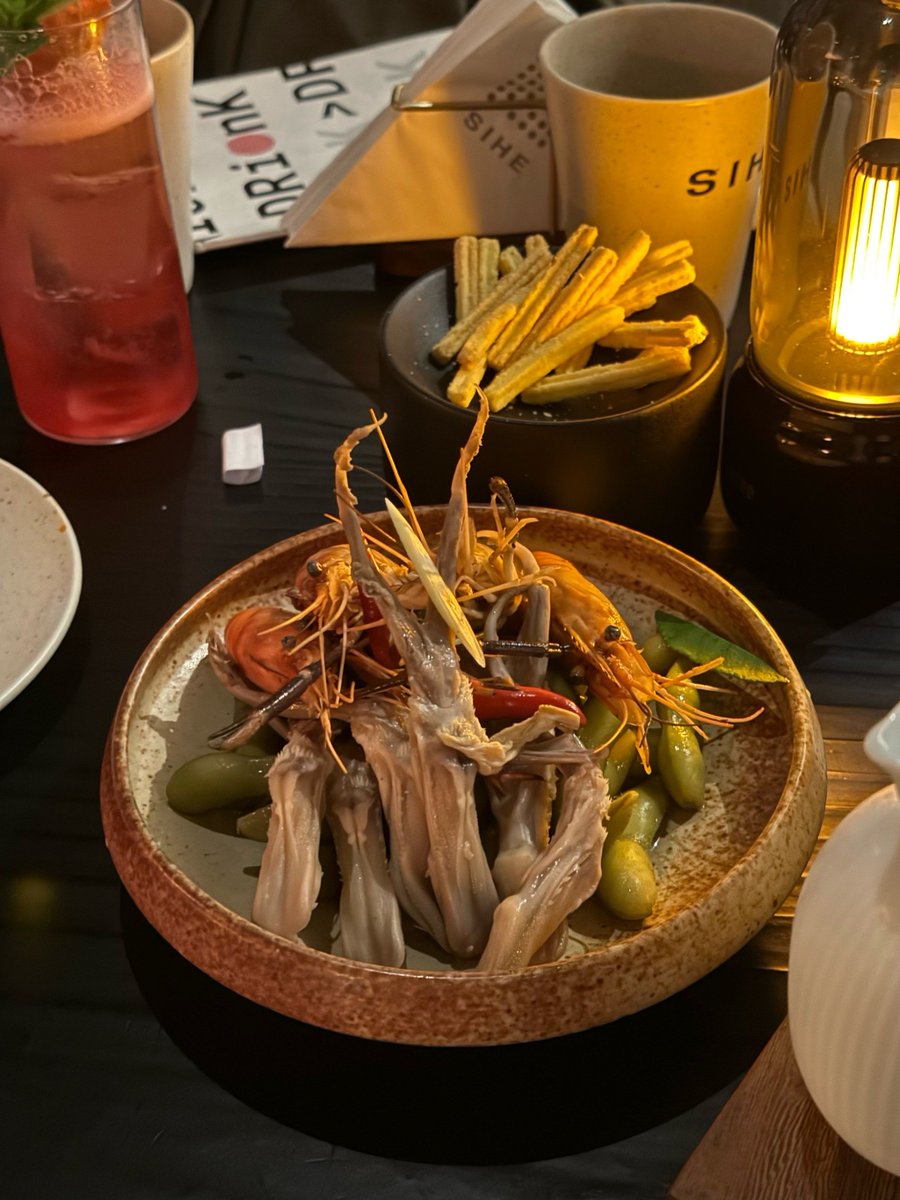 afga5u's tweet photo. [酉]の香り漂うお酒、[卣]の形をした酒器で楽しむ週末、毫（まばゆい）灯りの下で交わす会話、思わず瞪（み）る美しさ。 https://t.co/QwQSsxBCsZ
