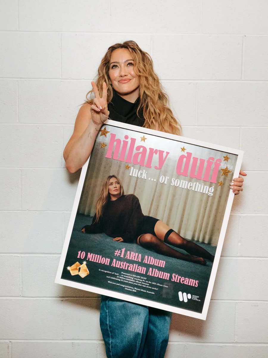 HilaryDiary's tweet photo. 🇦🇺🏆 Hilary Duff poses with her @ARIA_Official charts plaque celebrating “luck… or something” reaching #1 in Australia and surpassing 10 MILLION streams in the country 💿✨ https://t.co/TN2iWi99SN