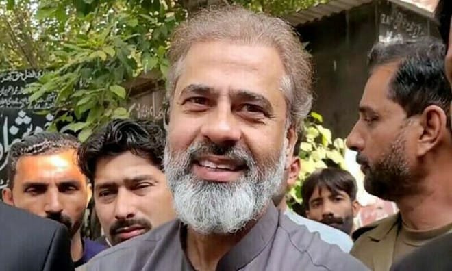 King8wnp's tweet photo. @ShakirAwan88 عمران ریاض خان کا کیس آپ کو یاد ہو گا۔انہیں اداروں نے اسی طرح کے جھوٹ بولے تھے ۔7مہینوں کے بعد ایک تندرست بندے کو ایک بیمار لاش کی طرح عدالت میں پیش کر دیا گیا ہتھکڑیاں لگا کر۔عدالت سے گزارش ہے امیر تحریک لبیک کو بازیاب کروائے ان وحشیوں اداروں سے۔ https://t.co/huOvvnnCbG