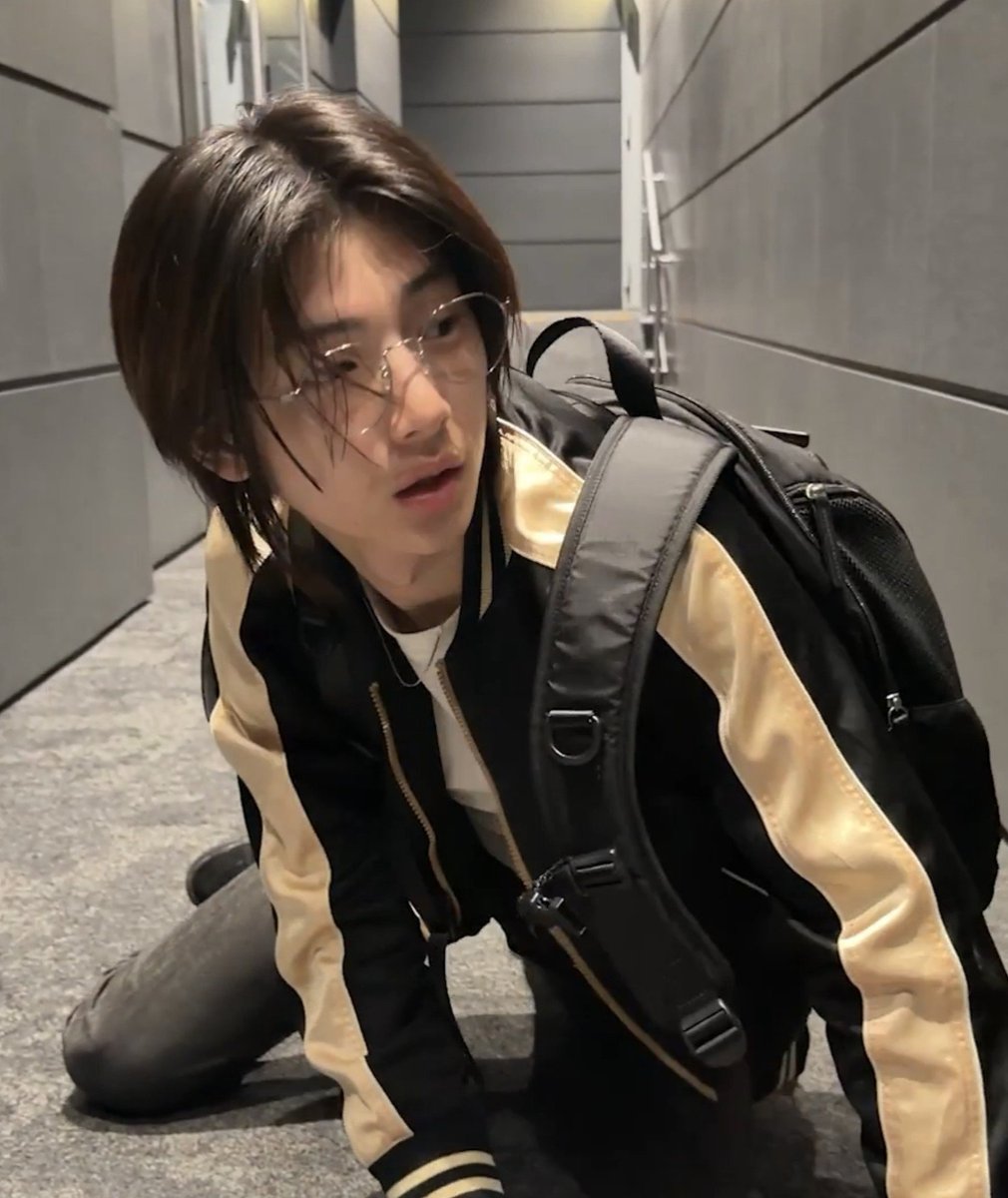 eomcoertis's tweet photo. OKAY BUT JUHOON IN GLASSES THO?!?!? https://t.co/aT0iOUMmNn