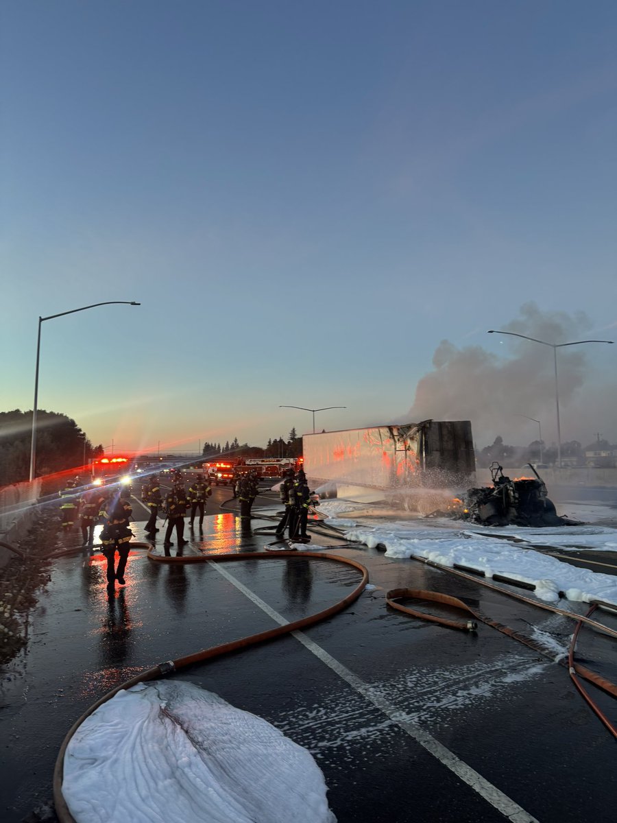 DriveTeslaca's tweet photo. The California Highway Patrol says a @tesla_semi caught fire today on I-880 in Hayward. 

Cause of the fire has not been determined, but the Semi was completely destroyed. https://t.co/ZYXxExNRJi