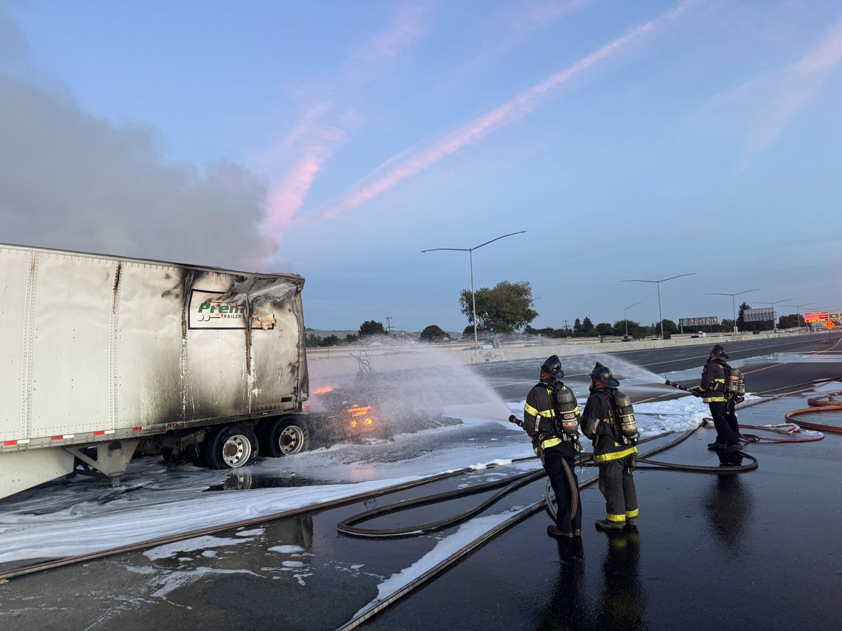 DriveTeslaca's tweet photo. The California Highway Patrol says a @tesla_semi caught fire today on I-880 in Hayward. 

Cause of the fire has not been determined, but the Semi was completely destroyed. https://t.co/ZYXxExNRJi