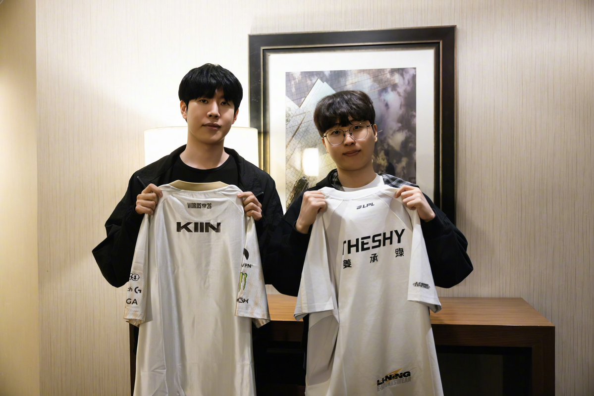invgaming's tweet photo. Collecting jerseys and sharing respect. 🤝
From the hardwood to the Rift, great connecting with Chet Holmgren, TL CoreJJ, GenG Kiin and Duro at Worlds. More swaps to come in the thread below! 👇
#Worlds2026 #invictusgaming https://t.co/hUvs3bUGWM