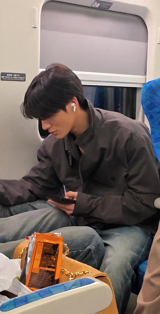 Jian_xiu08's tweet photo. met a handsome guy on the train https://t.co/KyKmgI0huE