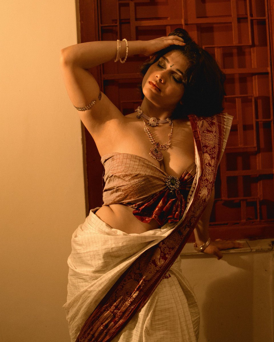 InstaPostDaily's tweet photo. Who saya Saree can not look hot and beautiful at the same time. https://t.co/oJAjkUfylK